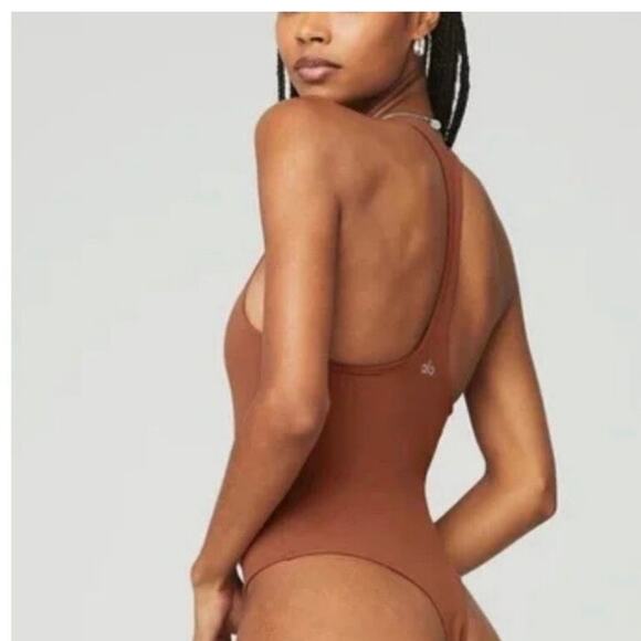 Alo Yoga Sleek Back Bodysuit Size M Terracotta Thong Shelf Bra Stretch - Picture 2 of 9